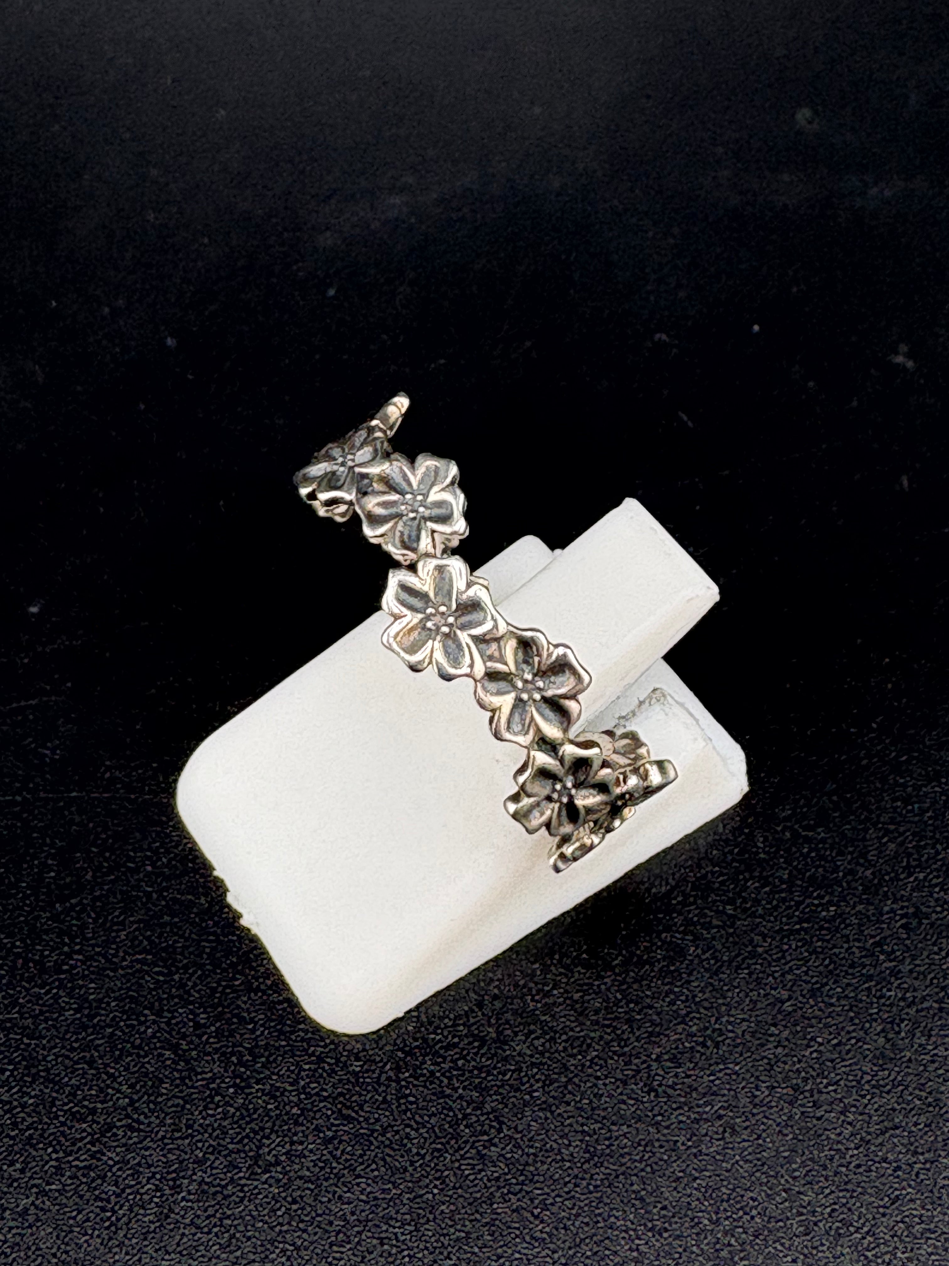 .925 Sterling Silver Flower Band Ring – 2g