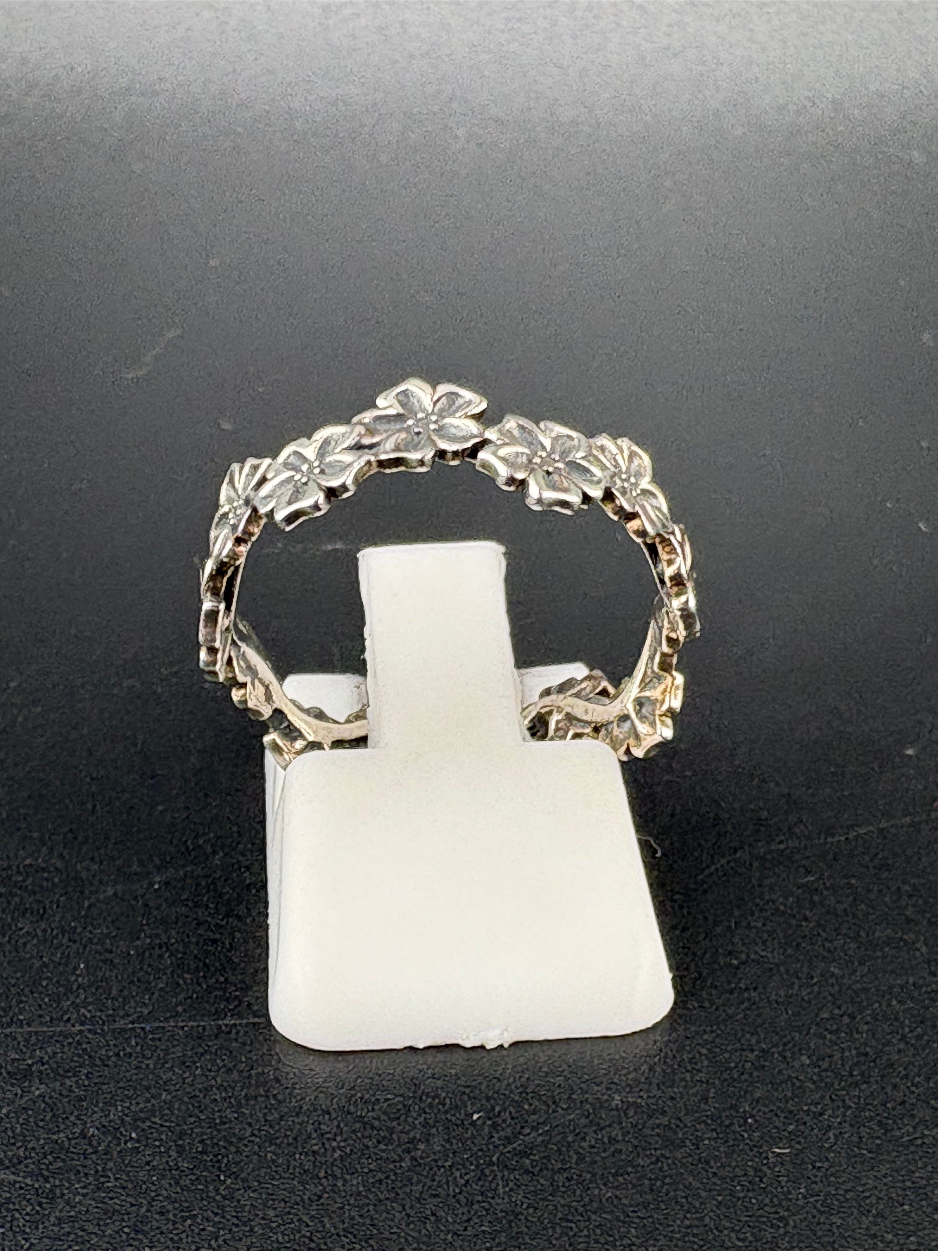 .925 Sterling Silver Flower Band Ring – 2g