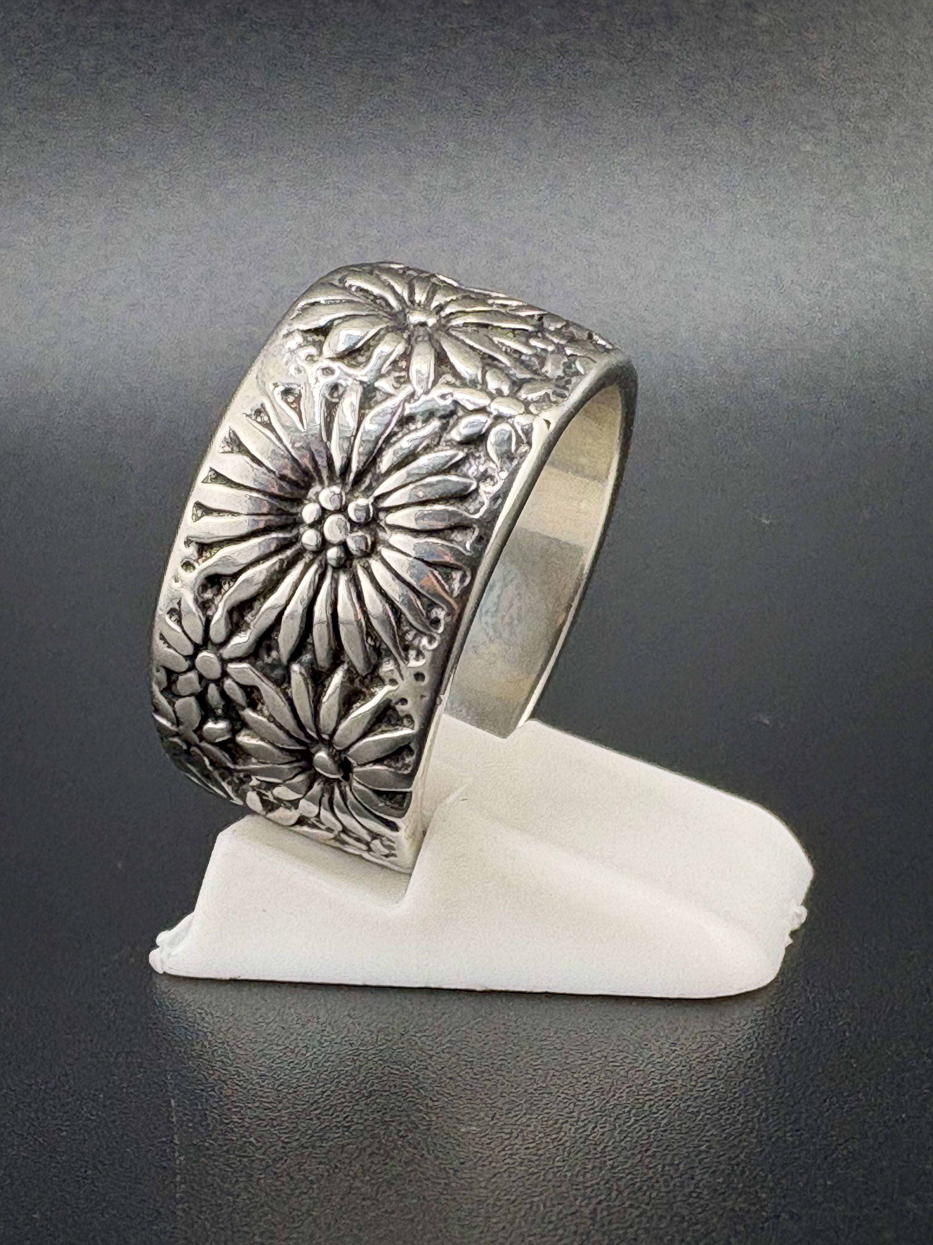 .925 Sterling Silver Flower Power Ring – 9.17g