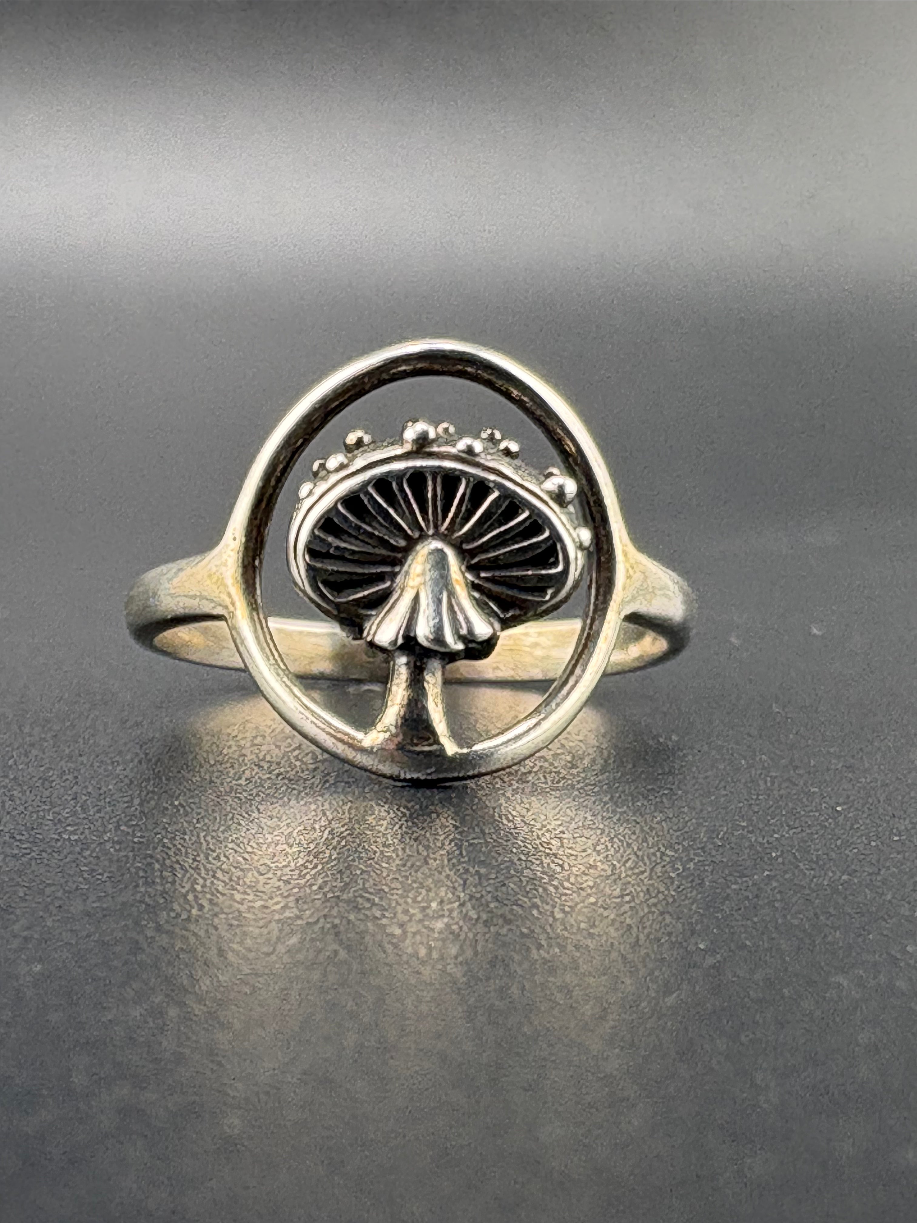 .925 Sterling Silver Mushroom Ring – 1.75g – Size 6